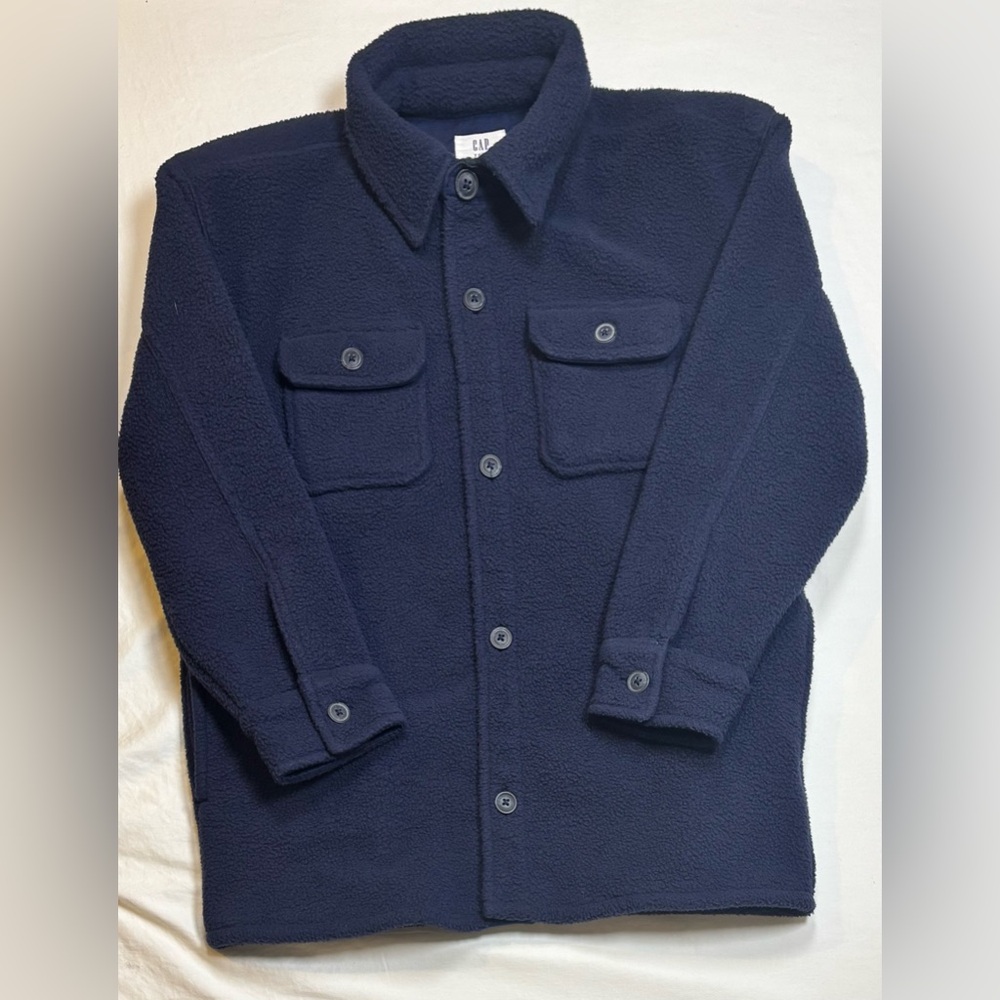 GAP Teen L (10) boys fleece shacket—100% polyester body, cotton-lined pockets.
